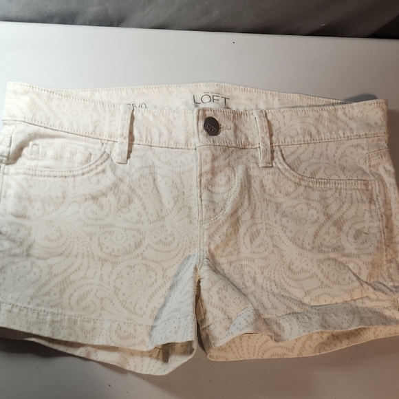 LOFT Pants - LOFT NWOT Women's Cream Patterned Jean Shorts